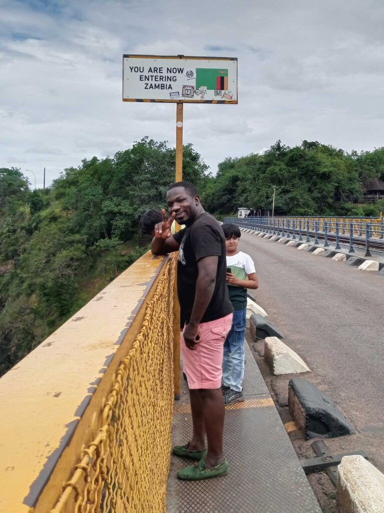 Мост водопада Виктория: надпись “You are now entering Zambia”