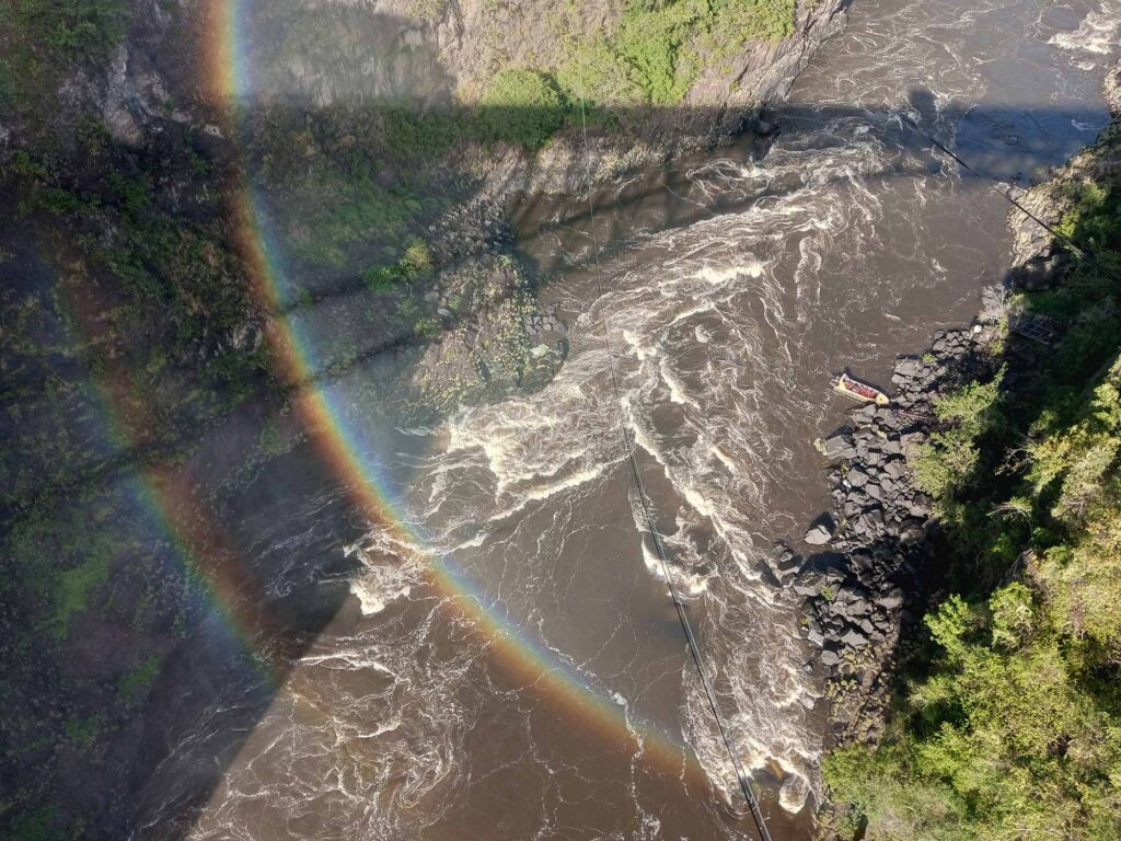 Взгляд вниз с моста водопада Виктория