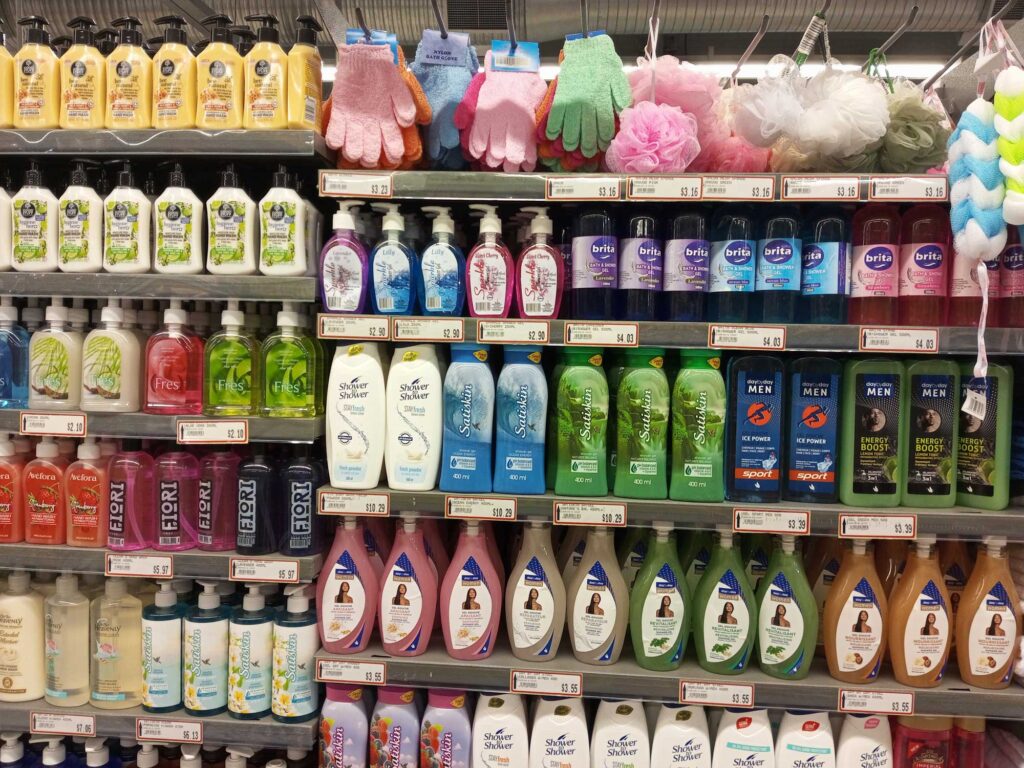 Отдел со средствами личной гигиены в супермаркете Pick n Pay в Виктория-Фолс, Зимбабве