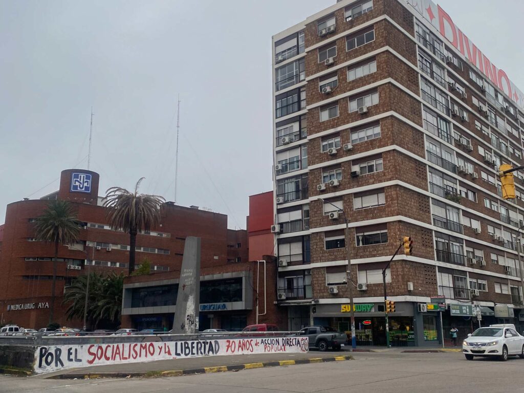 Политический лозунг на пересечении Bulevar Artigas и Av. Italia, рядом с автовокзалом Tres Cruces, в Монтевидео