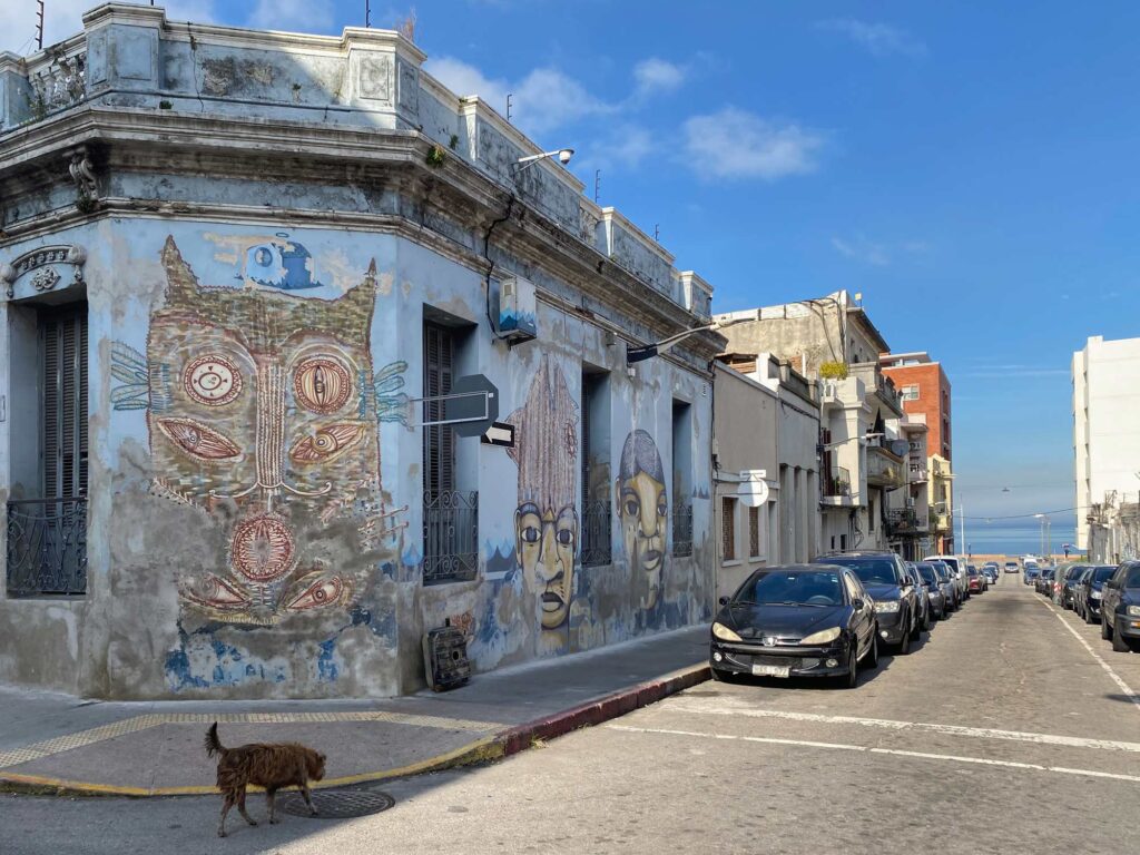 Граффити на пересечении улиц Calle Perez Castellano и Buenos Aires в Старом городе Монтевидео