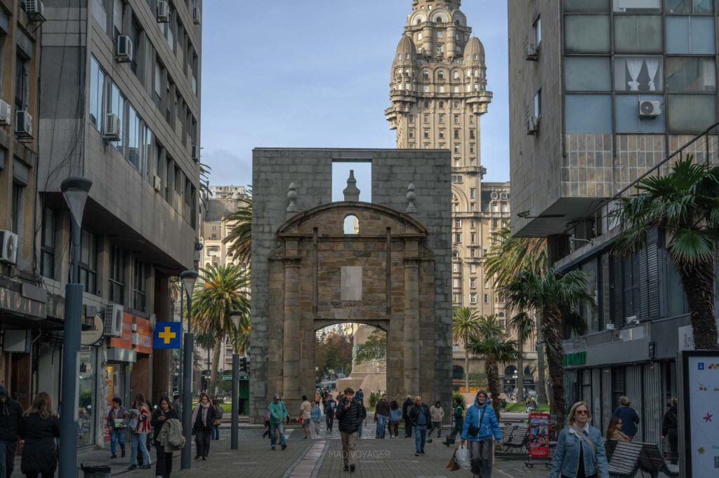 Вид с улицы Саранди на ворота Puerta de la Ciudadela и Palacio Salvo (на заднем плане). Старый город Монтевидео